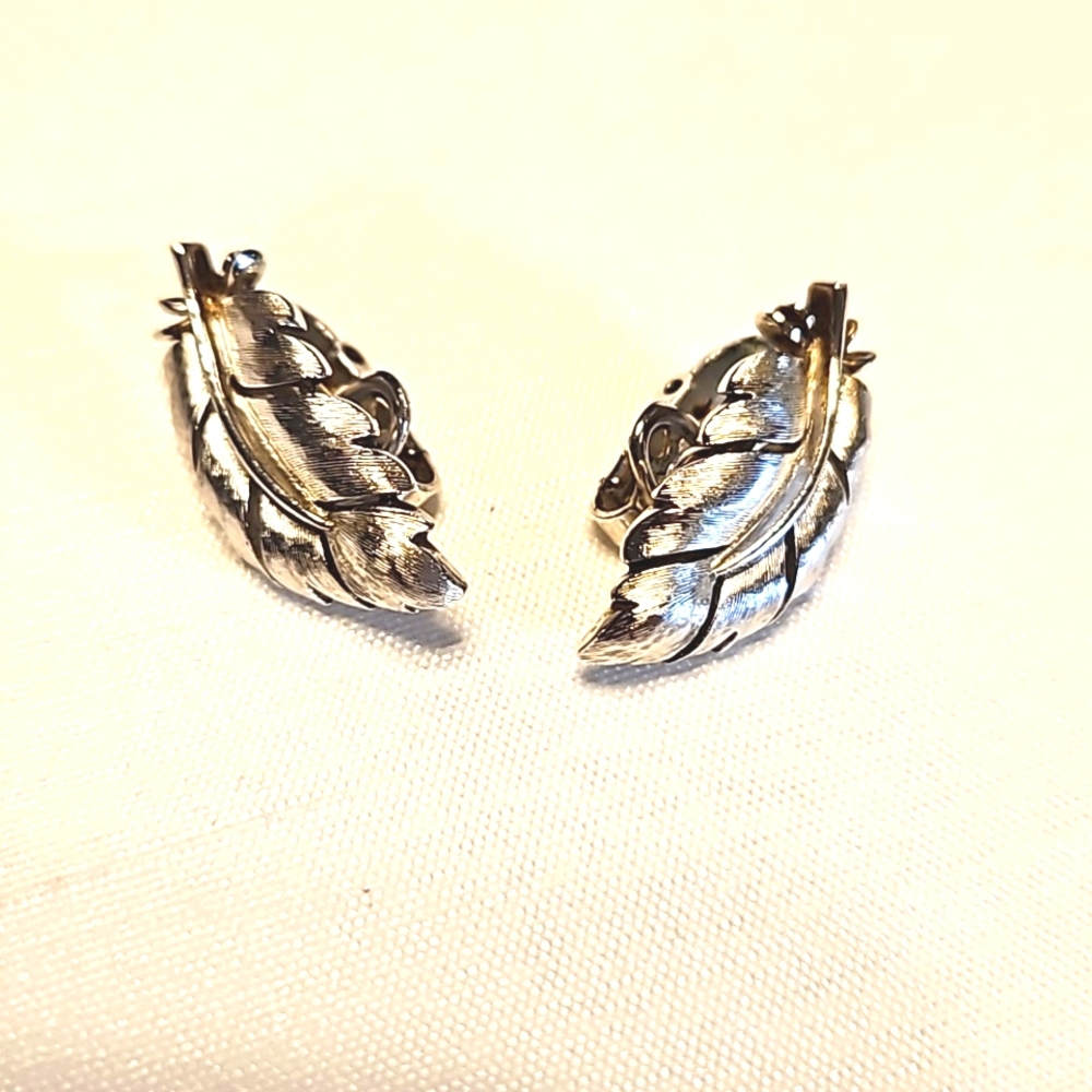 Vintage Trifari Silver Feather Clip On Earrings from 1955-1969
